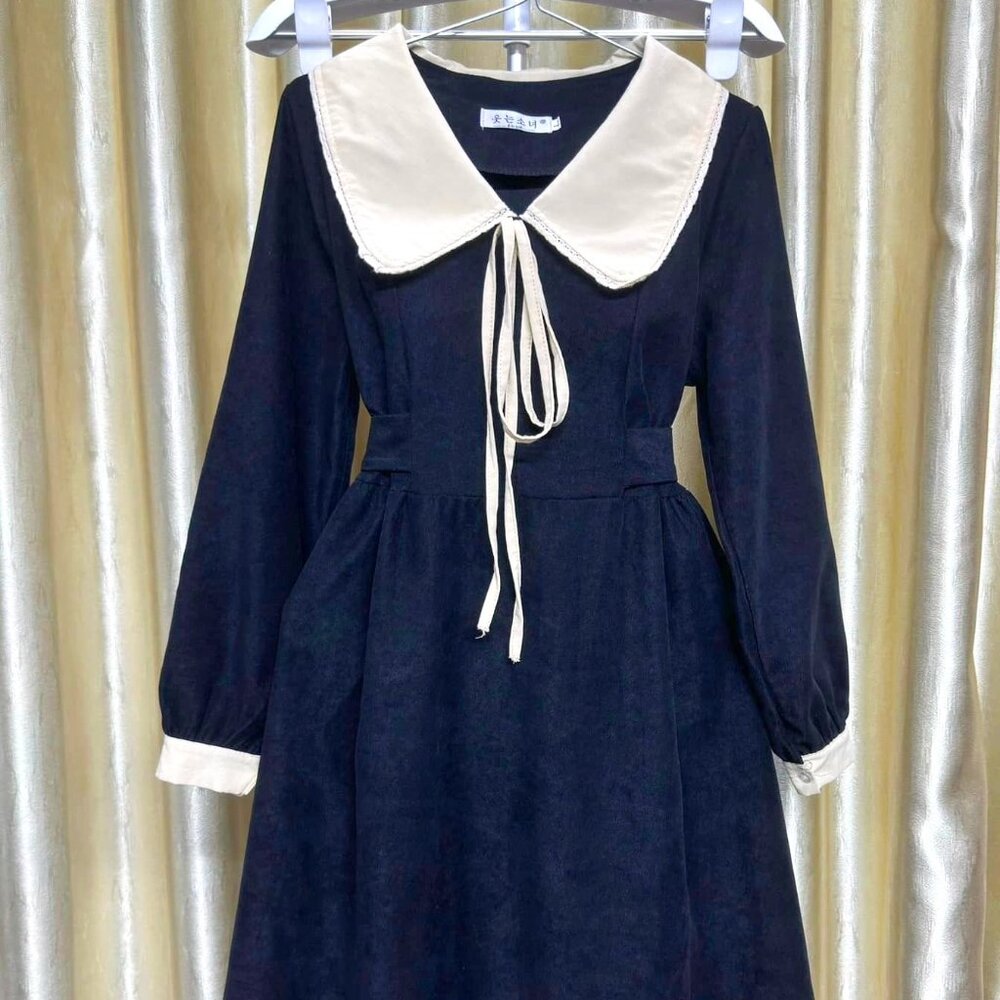 🎀 Black Dress with Oversized Cream Collar - Picture 1 of 3